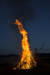 Lagerfeuer auf einer Wiese am Abend - SARF002198