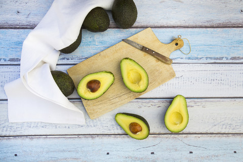 Ganze und in Scheiben geschnittene Avocado, lizenzfreies Stockfoto