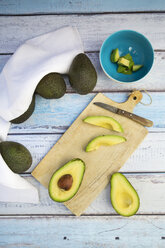 Ganze und in Scheiben geschnittene Avocado - LVF003977