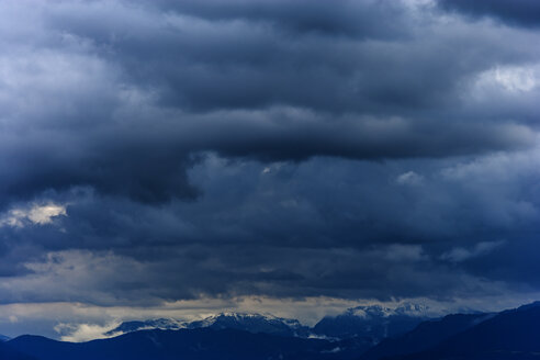 Deutschland, Bayern, Blick auf die Bayerischen Alpen mit Regenwolken - TCF004914