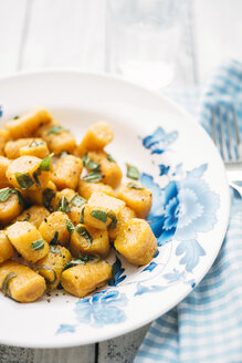 Teller mit hausgemachten Kürbisgnocchi mit Salbei - IPF000249