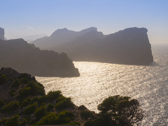 Spanien, Mallorca, Cap Formentor im Abendlicht - AMF004324