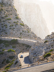 Spanien, Mallorca, Cap Formentor, Autofahrt auf Bergstraße - AMF004325