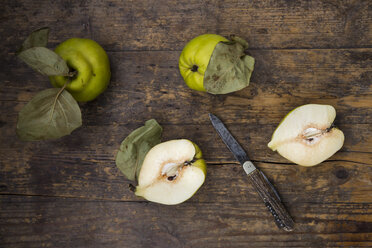 Whole and sliced quinces and a pocket knife on wood - LVF003984