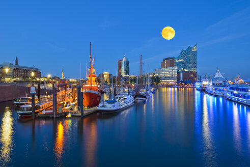 Deutschland, Hafen bei Vollmond, Elbphilharmonie und Hanseatic Trade Center im Hintergrund - RJF000508