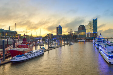 Deutschland, Hafen bei Sonnenaufgang, mit Elbphilharmonie und Hanseatic Trade Center im Hintergrund - RJF000509