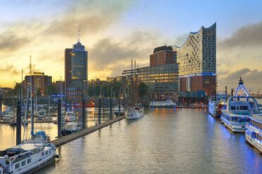 Deutschland, Hafen bei Sonnenaufgang, mit Elbphilharmonie und Hanseatic Trade Center im Hintergrund - RJF000510