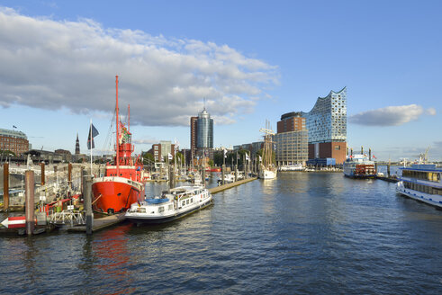 Deutschland, Hafen mit Elbphilharmonie und Hanseatic Trade Center im Hintergrund - RJF000513