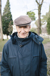 Porträt eines lächelnden älteren Mannes in einem Park - GIOF000271