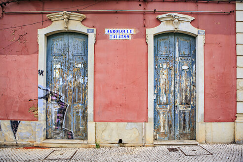 Portugal, Fassade eines alten Hauses mit zwei Eingangstüren - VTF000449