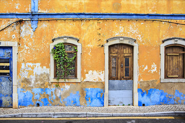 Portugal, Fassade eines alten verlassenen Hauses - VTF000450