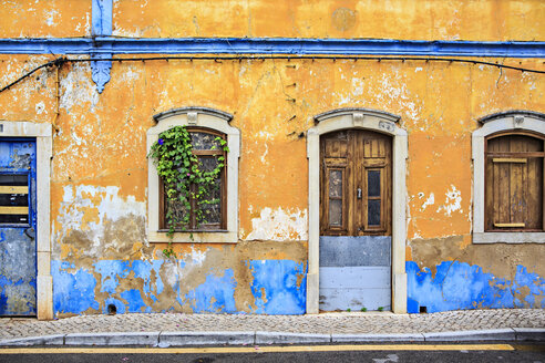 Portugal, Fassade eines alten verlassenen Hauses - VTF000450