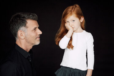 Vater und kleine Tochter vor schwarzem Hintergrund - CHAF001527