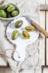 Geschnittene und ganze Mini-Kiwis auf dem Teller - SBDF002296