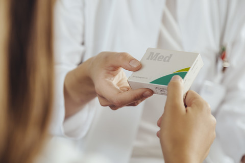 Arzt gibt dem Patienten Medikamente, lizenzfreies Stockfoto