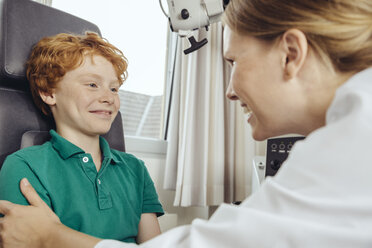 Female doctor talking to child patient in ENT practice - MFF002315