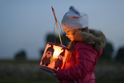 Kleines Mädchen mit selbstgebastelter Papierlaterne am Abend - LBF001244