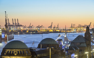 Deutschland, Hamburg, Hamburger Hafen und St. Pauli Anlegestellen am Abend - RJF000516