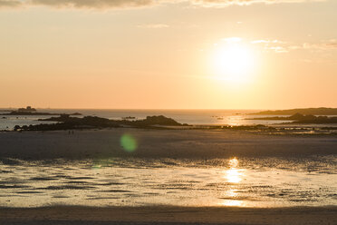 Frankreich, Bretagne, Cote des Abers, Landeda, Sonnenuntergang am Strand - MYF001153