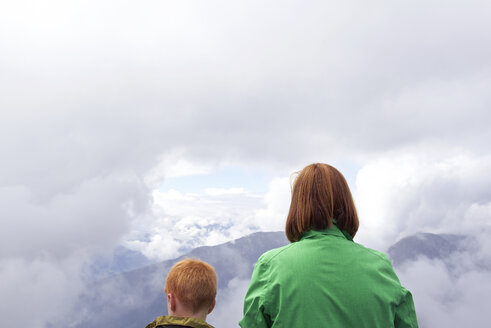 Austria, Tyrol, Rofan mountain, mother and son looking at distance - JEDF000252