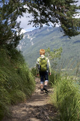 Österreich, Tirol, Junge beim Wandern am Achensee - JEDF000255