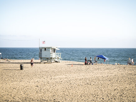 USA, Los Angeles, Strand mit Rettungsschwimmerstation - SBDF002304