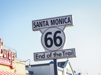 USA, Los Angeles, Santa Monica Pier, Schild 'End of the Trail' der Route 66 - SBDF002305