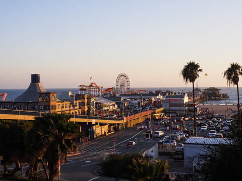 USA, Los Angeles, Santa Monica Beach Pier und Pacific Park bei Sonnenuntergang, lizenzfreies Stockfoto