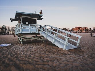 USA, Los Angeles, Santa Monica Beach and lifeguard station at evening twilight - SBDF002310