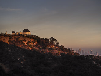 USA, Los Angeles, Griffith Observatorium und Stadtsilhouette bei Sonnenuntergang - SBDF002311