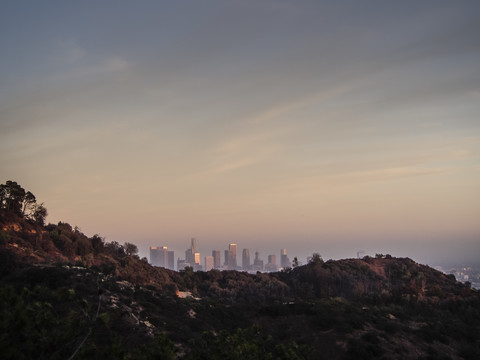 USA, Los Angeles, Blick auf die Skyline der Stadt bei Sonnenuntergang, lizenzfreies Stockfoto