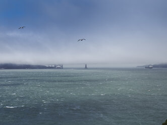 USA, San Francisco, Blick von der Insel Alcatraz auf die Golden Gate Bridge im Nebel - SBDF002320