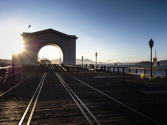 USA, San Francisco, Fähranleger der Eisenbahnfähre am Pier 43 am Fisherman's Wharf bei Sonnenuntergang - SBDF002325