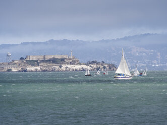 USA, San Francisco, Segelboote vor der Insel Alcatraz - SBDF002327