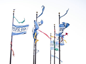 USA, San Francisco, Pier 39 Flaggen wehen im Wind - SBDF002330