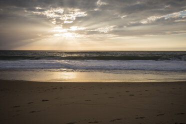 Frankreich, Lacanau Ozean, Strand bei Sonnenuntergang - MYF001156