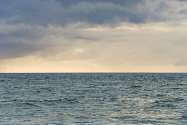 Frankreich, Lacanau Meer bei Sonnenuntergang - MYF001158