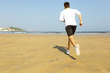 Spanien, Asturien, Gijon, junger Mann läuft am Strand - MGOF000840