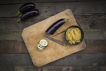 Schale mit Baba Ghanoush, Auberginen auf dem Schneidebrett - LVF003998