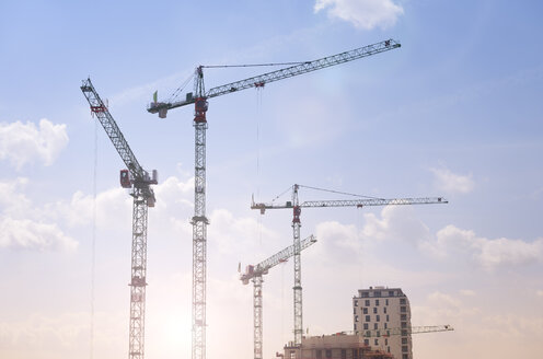 Germany, Duesseldorf, large construction site, cranes - GUFF000149