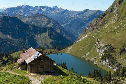 Deutschland, Bayern, Oberstdorf, Almhütte am Seealpsee - FRF000336