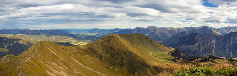 Deutschland, Bayern, Oberstdorf, Panoramablick auf den Gratweg vom Fellhorn zur Schlappolt-Alm - FRF000344