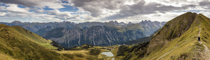 Deutschland, Bayern, Oberstdorf, Panoramablick auf den Schlappoltsee - FRF000345