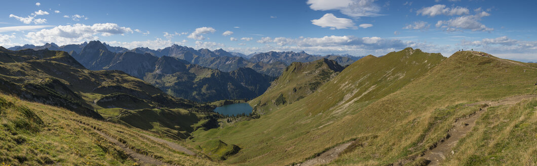 Deutschland, Bayern, Oberstdorf, Panoramablick auf den Seealpsee - FRF000346