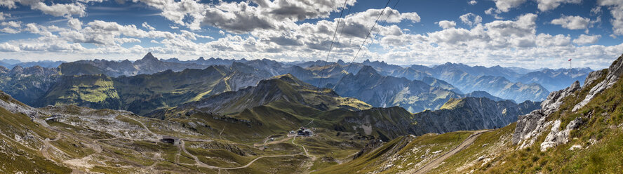 Deutschland, Bayern, Oberstdorf, Panoramablick von Koblat zur Bergstation Hoefatsblick - FRF000347