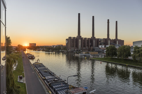 Deutschland, Niedersachsen, Wolfsburg, Autostadt bei Sonnenuntergang, Blockheizkraftwerk von Volkswagen - PVCF000697