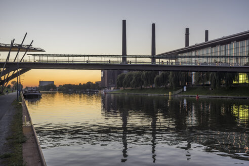 Deutschland, Niedersachsen, Wolfsburg, Autostadt am Abend, im Hintergrund das Blockheizkraftwerk von Volkswagen - PVCF000700