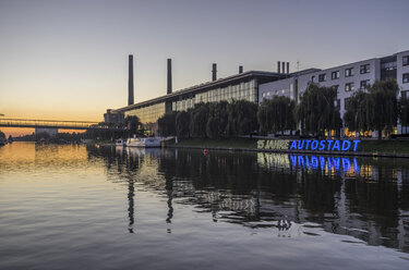 Germany, Lower Saxony, Wolfsburg, Autostadt in the evening, combined heat and power station of Volkswagen in the background - PVCF000701