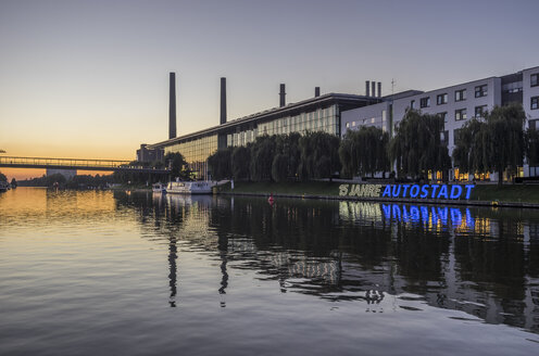 Deutschland, Niedersachsen, Wolfsburg, Autostadt am Abend, im Hintergrund das Blockheizkraftwerk von Volkswagen - PVCF000701