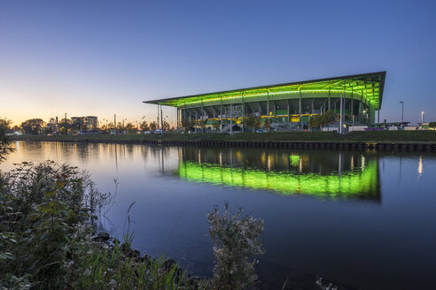 Deutschland, Niedersachsen, Wolfsburg, Autostadt, Volkswagen Arena am Abend - PVCF000704